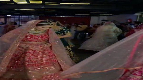 VIDEO: ब्राइडल लहंगा संभाल नहीं पाई मॉडल, रैंपवॉक में होना पड़ा शर्मिंदा, वायरल हो रहा है वीडियो