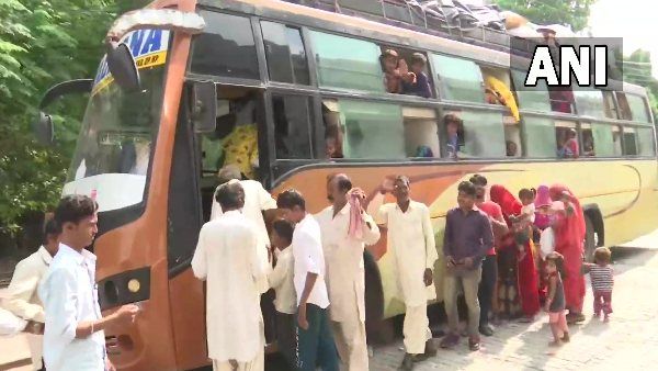 अमृतसर: डेढ़ साल से भारत में फंसे 98 पाकिस्तानी हिन्दुओं को भेजा वापस, अटारी-वाघा बॉर्डर से बस में बैठाया
