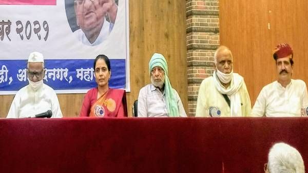 अन्ना हजारे से मिले किसान नेता, हजारे ने कहा- मोदी सरकार को घुटनों के बल आने में वक़्त नहीं लगेगा