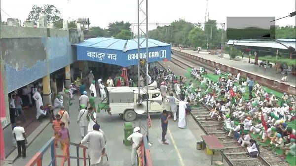 पंजाब के बाद हरियाणा में रेल रोकी गईं, रेलवे स्टेशन घेरकर पटरियों पर बैठ गए किसान प्रदर्शनकारी