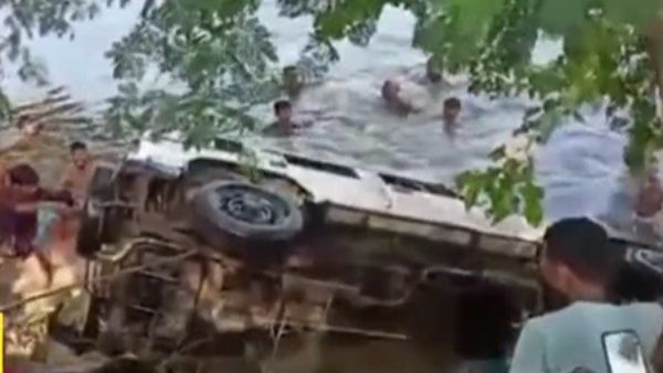 बिहार के बेगूसराय में बड़ा सड़क हादसा, स्कूली बच्चों को ले जा रहा वाहन नदी में गिरा