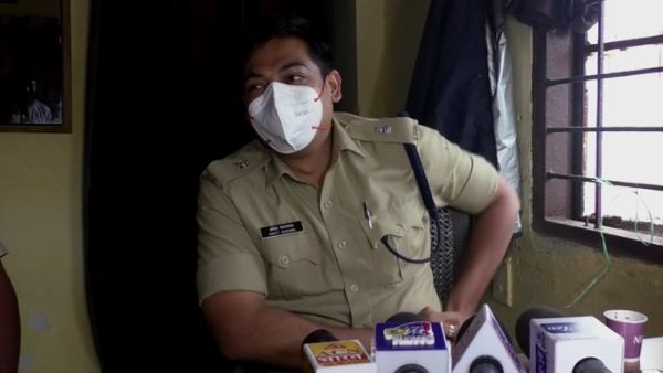 नौकर ने कचरे में मिले खराब मोबाइल को सुधरवाकर युवक-मंगेतर के प्राइवेट फोटो करवा दिए VIRAL