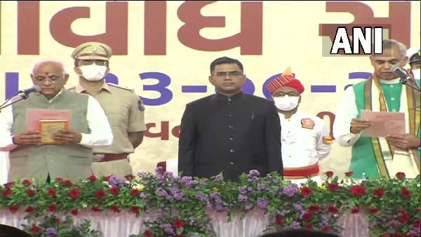 गुजरात के नए मुख्यमंत्री की ताजपोशी, भूपेंद्र पटेल ने राज भवन में ली शपथ