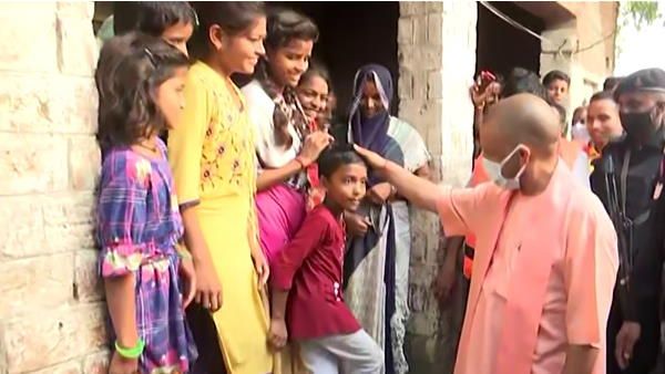 बाढ़ पीड़ितों से सीएम योगी ने की मुलाकात, कहा- सरकार कर रही है स्थायी समाधान