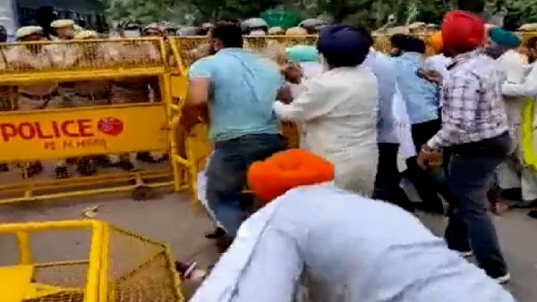 अकाली दल की अगुवाई में किसान आंदोलनकारी दिल्ली पहुंचे, पुलिस ने झारोड़ा कलां बॉर्डर बंद किया