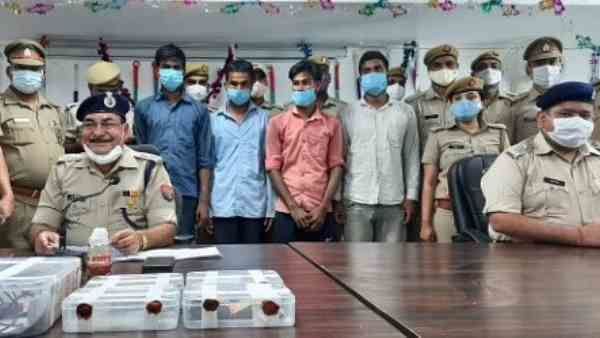 UP: हाथ मिलाने के बहाने बैंक खाते से निकाल लेते थे रकम, तरीका जानकर पुलिस भी हैरान
