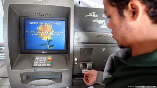 बिहारः लोगों के बैंक खातों में कहां से आ रहे हैं करोड़ों रुपये