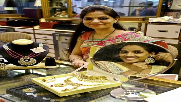 Gold Rate: धनतेरस-दिवाली से पहले खरीदें 8000 रुपए सस्ता सोना, कीमत हुई धड़ाम, चेक करें आज का ताजा रेट