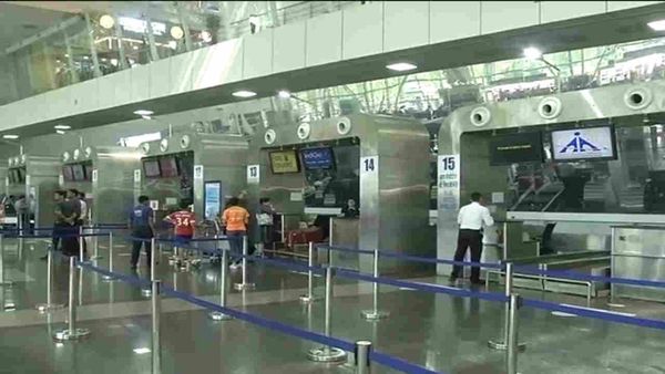 इंदौर एयरपोर्ट पर बैग में मिली मानव खोपड़ी, उज्जैन की साध्वी ले जा रही थीं दिल्ली, जानिए वजह