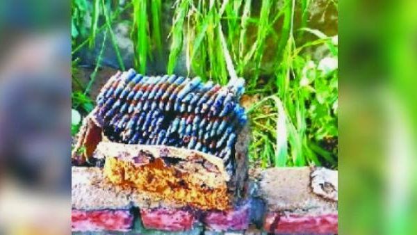 किसान के खेत में खुदाई से निकला बरसों पुराना लोहे का बॉक्स, खोलने पर लोग रह गए दंग, बुलाई पुलिस