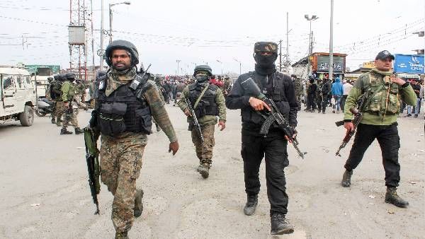 जम्मू कश्मीर: उरी सेक्टर में आतंकी घुसपैठ की कोशिश, बंद की गई मोबाइल और इंटरनेट सेवा