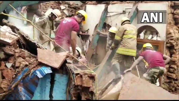 कोलकाता बिल्डिंग हादसे में एक महिला और एक 3 साल के बच्चे की मौत, लगातार बारिश की वजह से हुआ हादसा