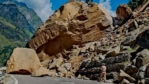 चंडीगढ़-मनाली नेशनल हाईवे पर पहाड़ से गिरी विशाल चट्टान, दोनों ओर बीच रास्ते अटके वाहन