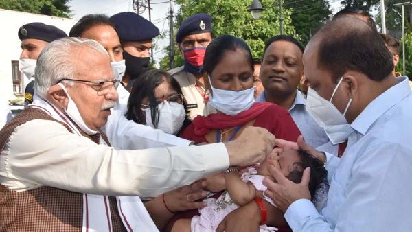 हरियाणा के मुख्यमंत्री ने किया पल्स पोलियो अभियान का शुभारंभ, बच्चे को खुद दवा पिलाई