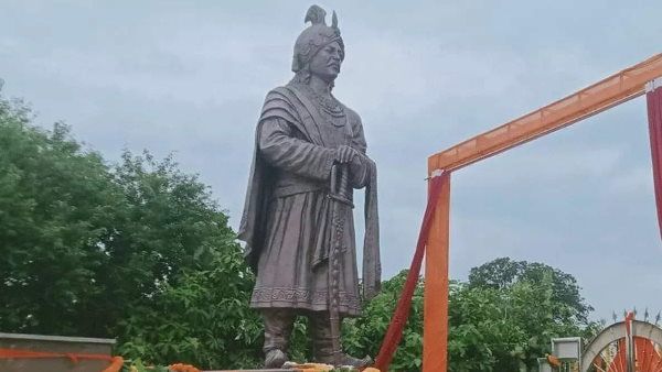 सम्राट मिहिर भोज विवाद: शिलापट्ट पर लिखे सीएम योगी के नाम पर पोती गई कालिख, तनाव