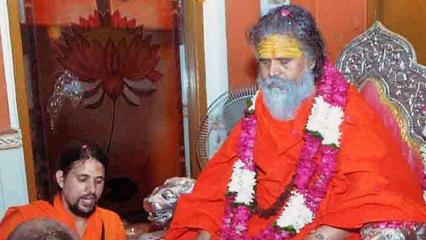 महंत नरेंद्र गिरि के अखाड़े के पास है अकूत संपत्ति, कई बड़े शहरों में अरबों की जमीन, जानें डिटेल