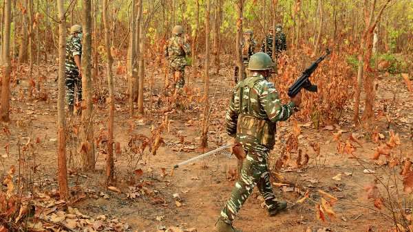महाराष्ट्र के गढ़चिरौली जिले में पुलिस की नक्सलियों के साथ मुठभेड़, 26 नक्सली को मार गिराया