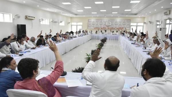 लल्लू V/s प्रमोद तिवारी: प्रियंका गांधी के साथ बैठक में सीएम फेस प्रोजेक्ट करने को लेकर तनातनी