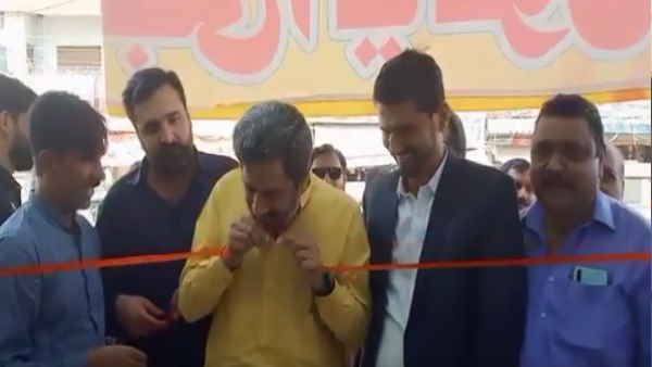 पाकिस्‍तान के मंत्री ने कराई फजीहत, उद्घाटन करते समय दांत से ही काट डाला रिबन, देखें मजेदार वीडियो 