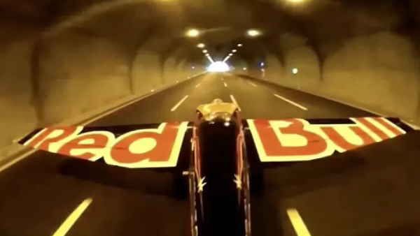 दो लंबी सुरंगो में पायलट ने उड़ाया प्‍लेन, बनाए 5 वर्ल्‍ड रिकॉर्ड, देखें होश उड़ा देने वाला VIDEO