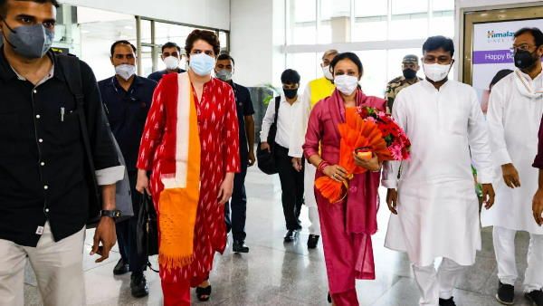 up election 2022: लखनऊ पहुंचीं प्रियंका गांधी, चुनावी अभियान का करेंगी आगाज