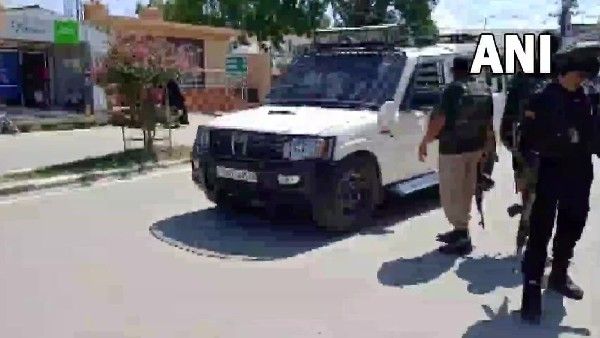 जम्मू-कश्मीर: पुलवामा में पुलिस पार्टी पर आतंकियों ने फेंका ग्रेनेड, 3 लोग घायल