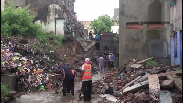 गुजरात: राजकोट में भारी बारिश के बाद आई बाढ़, शहर में घुसा पानी, एयरलिफ्ट कर बचाए जा रहे लोग