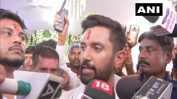 रामविलास पासवान की पहली बरसी पर बोले चिराग- 'युवा पीढ़ी की प्रेरणा के लिए लगाई जाए एक प्रतिमा'