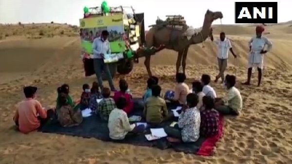 जब रेगिस्तान में गुब्बारे से सजी ऊंट गाड़ी पर पहुंची लाइब्रेरी, बच्चों के चेहरे पर आई खुशी