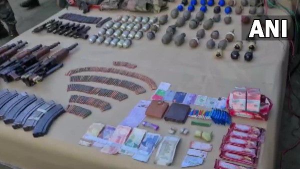 JK:उरी में घुसपैठ की कोशिश कर रहे 3 आतंकी ढेर, भारी मात्रा में हथियार बरामद