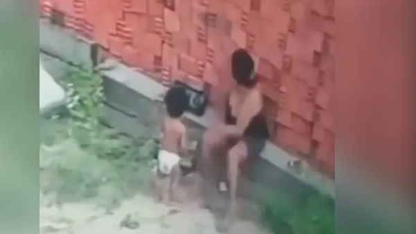 बच्‍चे पर अचानक गिरने लगी दीवार, Super Woman बनकर मां ने बचाई जान, देखें वीडियो