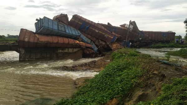 Odisha:फिरोजपुर से खुर्दा रोड की ओर जा रही मालगाड़ी के नौ डब्बे पटरी से पलटे, गेंहू से लदी थी ट्रेन
