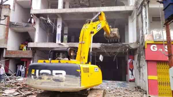 मुख्तार के करीबी उमेश सिंह का 10 करोड़ का शॉपिंग मॉल किया ध्वस्त, मऊ प्रशासन ने चलाया बुलडोजर