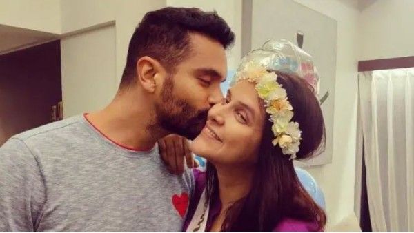 Video: दूसरी बार मां बनीं नेहा धूपिया को पति अंगद ने किया KISS, बोले- एक सेंकड भी मिले तो...