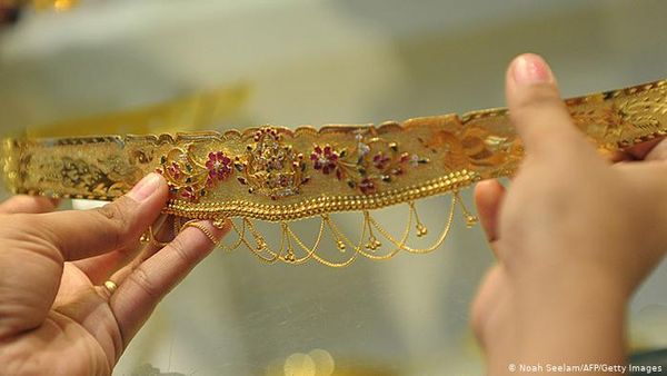 'रोना आ जाता है': मंगलसूत्र तक बेच रहे हैं कोरोना के मारे भारतीय