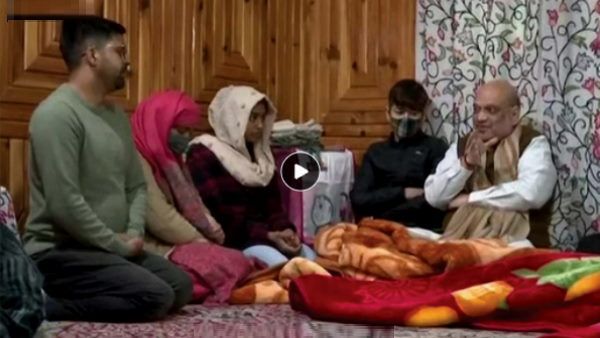 कश्मीर में गृहमंत्री: आतंकियों से मुठभेंड़ में शहीद हुए इंस्पेक्टर परवेज अहमद के घरवालों से मिले अमित शाह