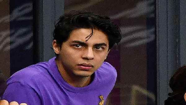 जब एनसीबी के अधिकारी ने आर्यन खान से कहा चलो दफ्तर, दोस्त ने जूतों में छिपा रखी थी चरस