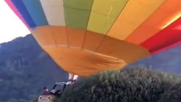 हवा में फट गया यात्रियों से भरा हॉट एयर बैलून, आगे जो हुआ उस पर नहीं होगा विश्‍वास