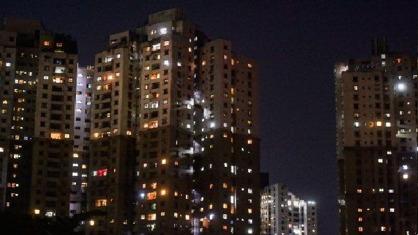 गाजियाबाद में दर्दनाक हादसा, 25वें फ्लोर की बालकनी में खेल रहे जुड़वा भाई नीचे गिरे, मौत