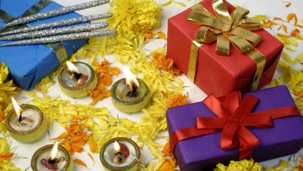 Diwali 2021: इस दिवाली अपनों को दीजिए ये प्यारे भरे गिफ्ट