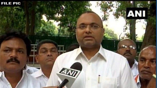 INX मीडिया केस: SC ने कार्ति चिदंबरम को दी विदेश जाने की इजाजत, लेकिन पहले जमा कराने होंगे 1 करोड़ रुपए