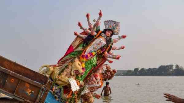 मुंबई में दुर्गा विसर्जन को लेकर नया नियम लागू, देवी की आधी डूबी या तैरती हुई मूर्ती की फोटो लेने पर रोक
