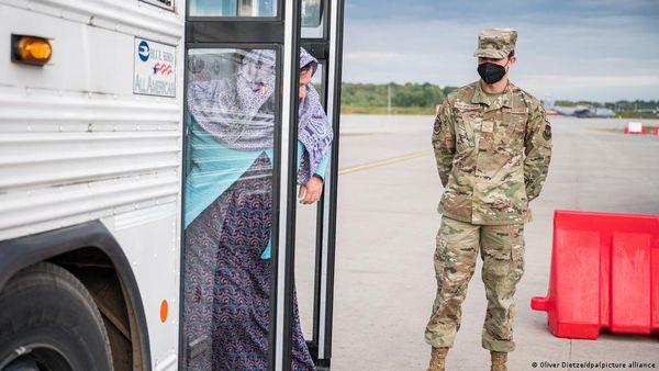 हजारों अफगान शरणार्थी अभी भी अमेरिकी सैन्य ठिकानों पर फंसे