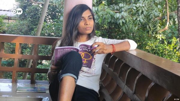 भारत में लेस्बियन और गे लोगों को ‘सीधा करने वाला इलाज’ बैन करने की मांग