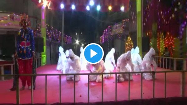 VIDEO: गुजरात में गरबा के लिए इस बार जुट रही भीड़, लड़कियां पीपीई किट पहनकर नाचीं