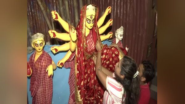 Navratri 2021: बंगाल में सोने की साड़ी से सजाई गई देवी दुर्गा की मूर्ति, गोल्डन मास्क भी किया तैयार