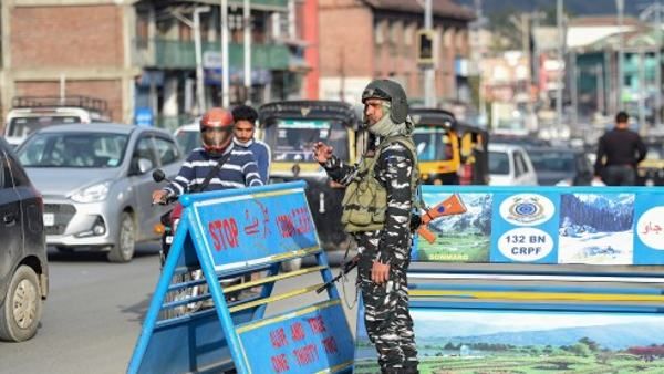 'गैर कश्मीरियों को सेना-पुलिस के शिविर में शिफ्ट की खबर फेक है: पुलिस