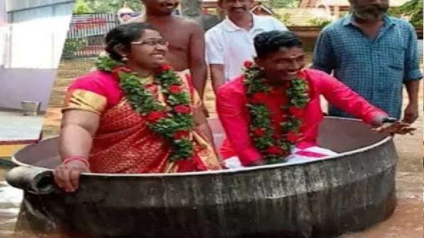 केरल: बाढ़ ने रास्ता रोका तो पतीले में बैठकर मंडप पहुंचे दूल्हा-दुल्हन, तय मुहूर्त में की शादी
