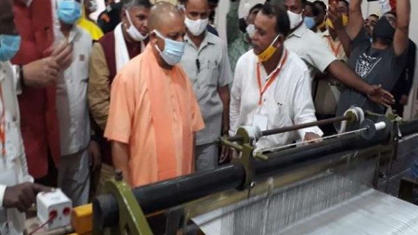 सीएम योगी ने कहा- हम सभी को आत्मनिर्भर लक्ष्य की ओर बढ़ाएगी खादी
