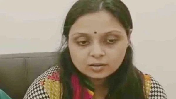 गोरखपुर केस: मनीष गुप्ता की पत्नी को सौंपा गया नियुक्ति पत्र, दो दिन बाद करेंगी ज्वॉइन